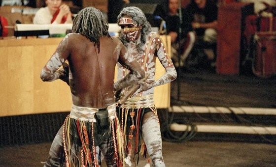 (أرشيف) أعضاء فرقة روك من السكان الأصليين في أستراليا، يؤدون عرضا في قاعة المجلس الاقتصادي والاجتماعي خلال حدث ثقافي لإطلاق السنة الدولية للشعوب الأصلية في العالم.